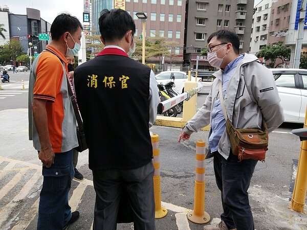 消保官到板橋、三重、新莊、新店及中和等10家停車場查核檢視。圖／新北市法制局提供