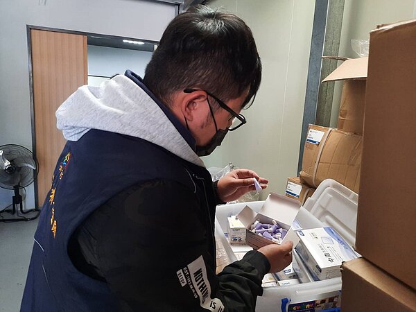 衛生局偕同檢調查獲非法製造家用「COVID-19抗體快篩試劑」。圖/台中市政府提供