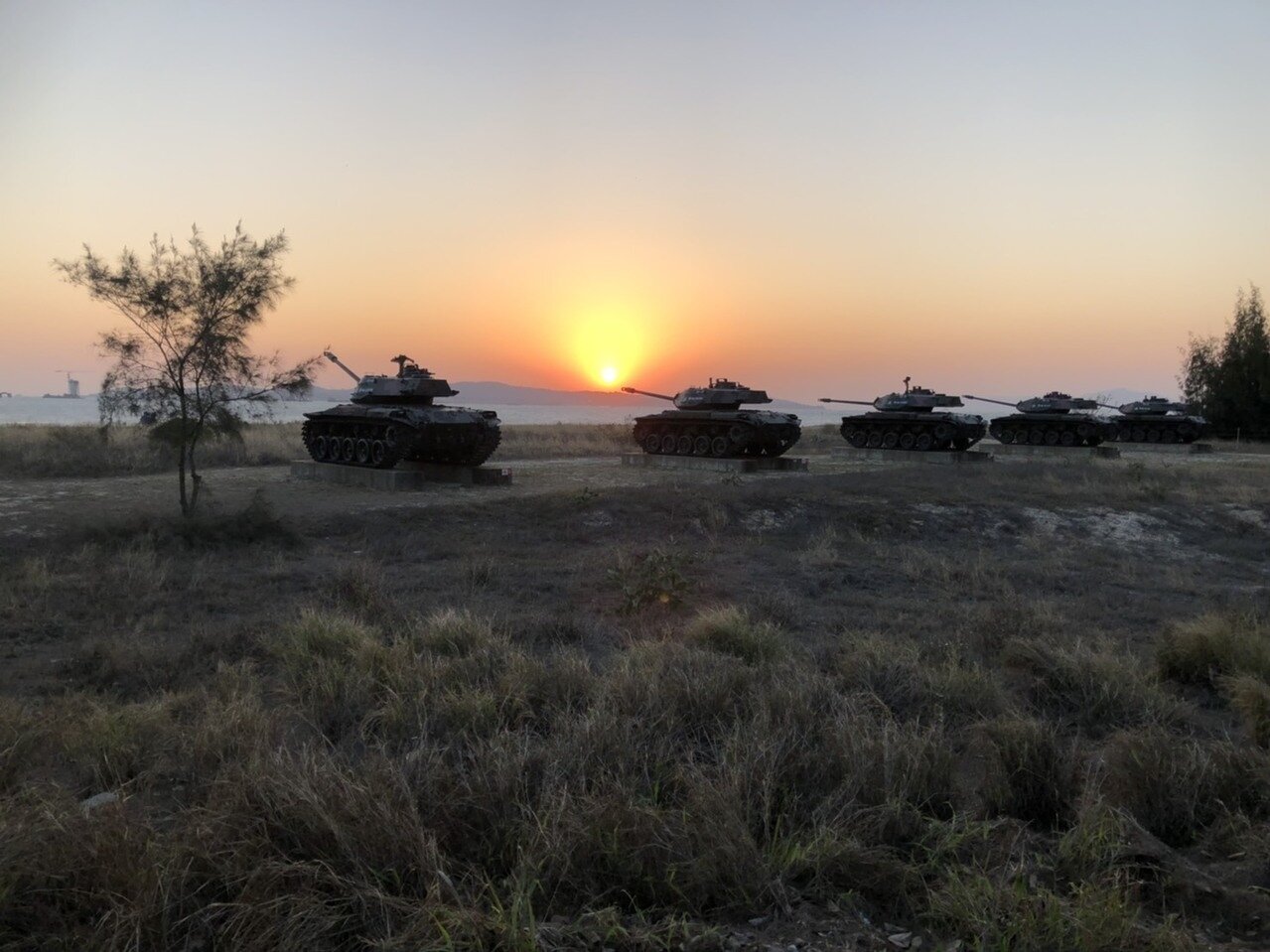 被譽為金門十景的慈堤落日,每天都吸引不少人到場欣賞,圖為戰車與落日,相當有美感。記者蔡家蓁/攝影