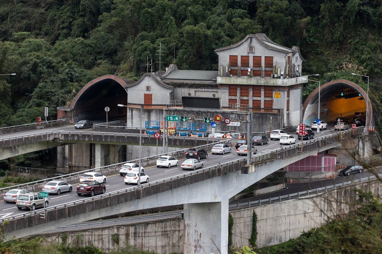 今天為跨年連假首日,國五南下進入雪山隧道前午後出現排隊車龍,時速不到20公里。季相儒/攝影