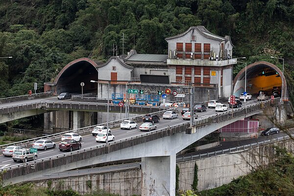 今天為跨年連假首日,國五南下進入雪山隧道前午後出現排隊車龍,時速不到20公里。季相儒/攝影