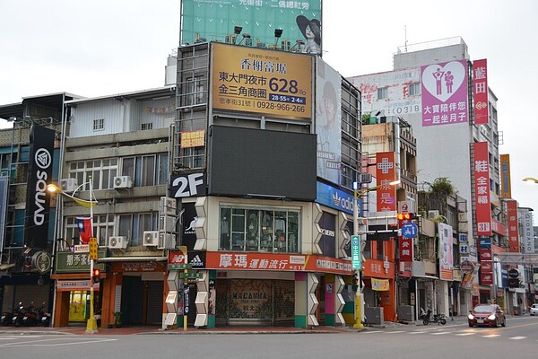 2022年花蓮地王仍是花蓮市中正、中山路口的「摩瑪運動流行鞋店」。記者王燕華／攝影