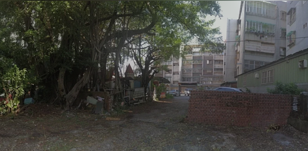 板橋區三民路案日前長期被私人鐵皮屋占用,由拆除大隊清查會勘後強制拆除違建。圖/新北市工務局提供