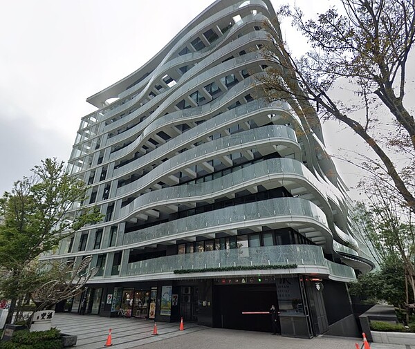 今年房市表現熱絡,大直區卻仍有賠售消息傳出。樂群二路上屋齡7年的「大直豐匯」五樓之1戶,於今年10月以1億5,300萬轉手,相較於102年1億5,687萬成交價格,賠了將近400萬元。圖/截自Google Maps