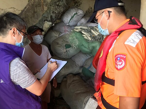 為方便通報,可以選擇「海上通報」或「陸上通報」。圖/新北市政府提供