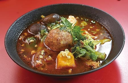 〈獅子頭蔬菜麵〉湯汁是用番茄與大量蔬菜熬製。圖∕姚舜