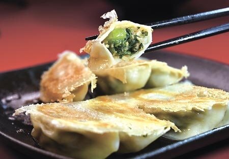 〈雪裡紅煎餃〉內餡除雪裡紅外,還有豆薯和香菇。圖∕姚舜