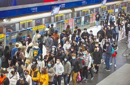 台北市跨年晚會31日登場,台北捷運將不關閉持續營運到元旦半夜,但受到連假影響,現場人潮明顯比去年減少。(張鎧乙攝)