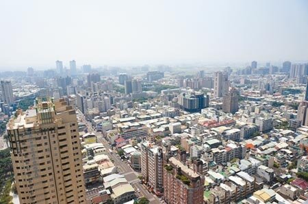 
專家表示，臭氧對人體呼吸系統均有危害，環保署應盡速進一步提出空汙改善對策。圖為霧濛濛的台中。（本報資料照片）
