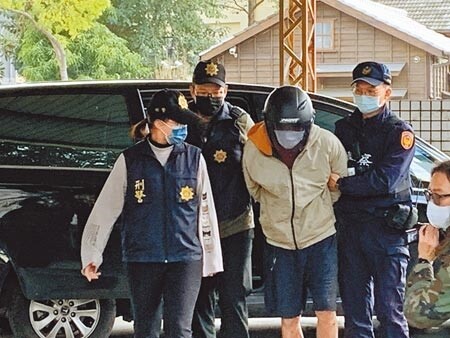 涉嫌殺害親姊姊的周姓男子遭警方逮捕。（林欣儀攝）