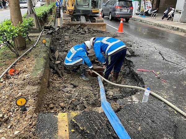 基隆基金一路破管1萬多戶31日晚復水今全段通,地方促汰舊。圖/公路總局基隆工務段提供