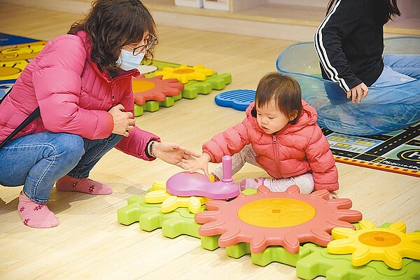 桃園市立圖書館2021年起採購玩具將導入融和遊戲認證標章,要適合視障、聽障、自閉症、多重障礙、銀髮及親子遊玩。(桃園市立圖書館提供/陳夢茹桃園傳真)