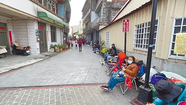 2022年南投竹山紫南宮元旦上午9點開始將發放10萬枚虎年錢母，3天前就有民眾到場排隊，包括帳篷、睡袋、泡茶用具都搬了出來排成長龍。（民眾提供／吳建輝南投傳真）