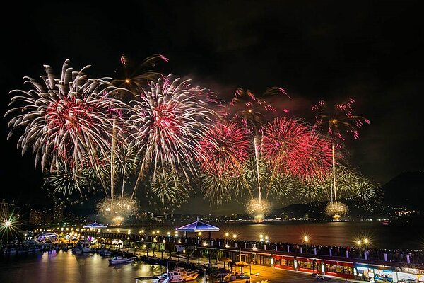 新北市政府昨(12/31)在淡水漁人碼頭舉辦「光耀新北–1314就愛你跨河煙火」。圖/新北市文化局提供
