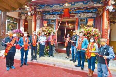 彰化縣歷史建築社頭泰安岩,歷經3年建築修復已竣工,廟方12月31日上午先行辦理入火安座儀式。(吳敏菁攝)