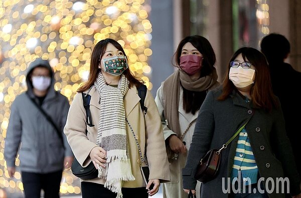 今天東北季風持續影響，各地低溫約14至17度，中南部日夜溫差較大，留意溫度的變化適時增添衣物。聯合報系資料照片