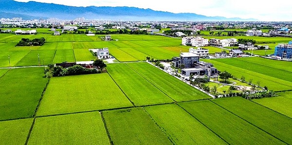 移轉農地若同時符合各項條件，包括農地為農業使用、取得農業用地作農業使用證明書、移轉對象為自然人、贈與或繼承對象為民法規定者等，即可享有免課贈與稅、遺產稅、土增稅、房地合一稅等優惠。圖／中時電子報