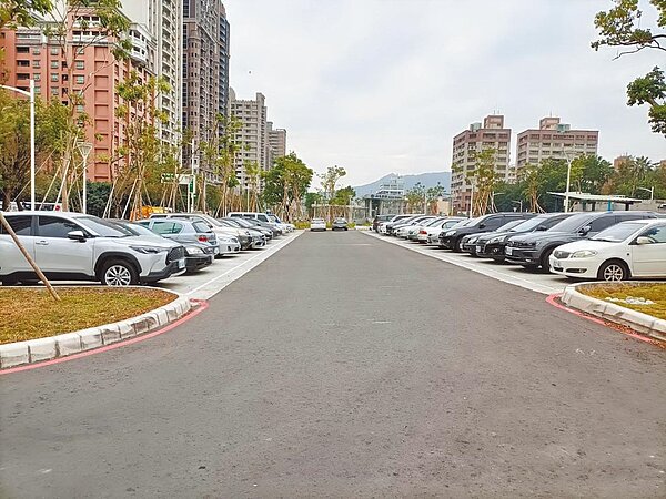 台鐵地下化6處綠園道停車場完工啟用，共計可停297輛自小客車。圖／高市交通局提供