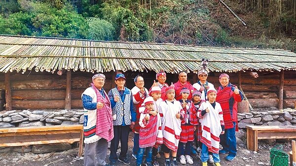林務局南投林管處去年與公所合作推廣國產材,提供國產柳杉疏伐木,來搭建賽德克傳統祭祀屋及穀倉,讓賽德克傳統住屋重現在族人眼前。圖/南投林管處提供