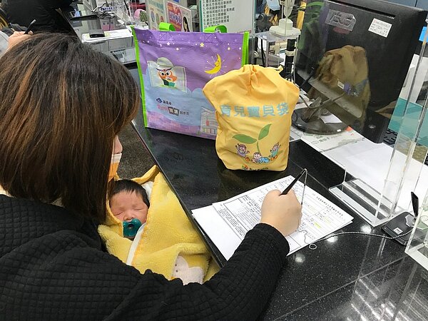 為嘉惠新生兒家庭,新北市生育獎勵金新制自2022年元旦起,第三胎生育獎勵金提高至3萬。圖/新北市民政局提供