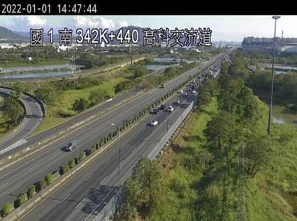 高速公路局南區養護工程分局提醒,預計下午3時至傍晚6時國道一號台南、高雄都會區路段車流較多,易壅塞。圖/翻攝自1968APP