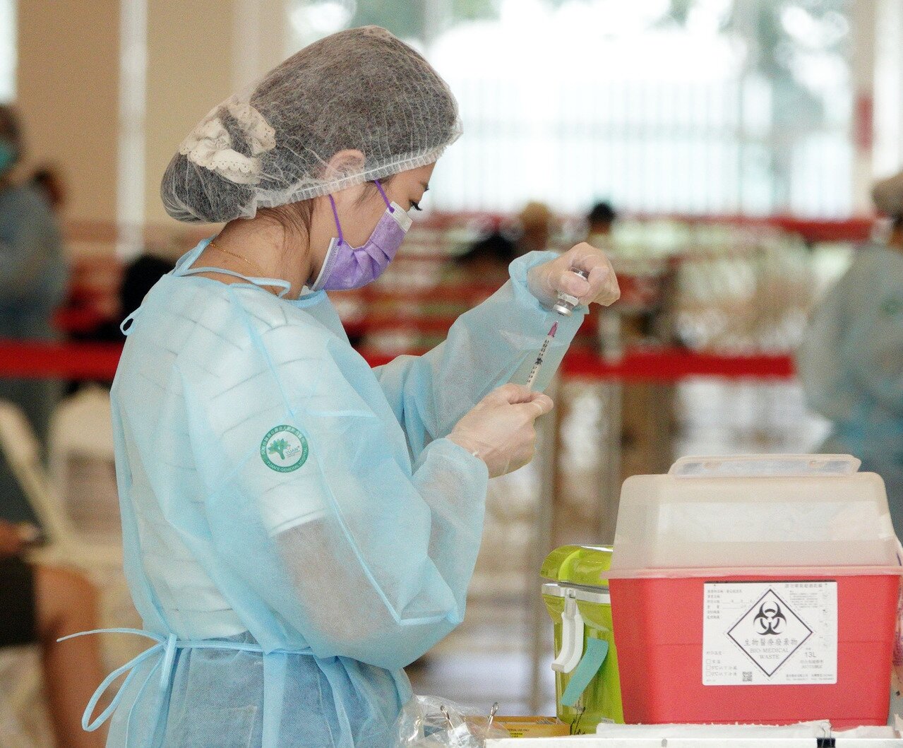 最近疫苗打氣直落,高雄縣醫師公會及高市診所協會建議,残劑可供基層診所醫護人員提早作為第3劑接種之用,既提升整體保護力也避免疫苗丟棄浪費。圖/聯合報系資料照