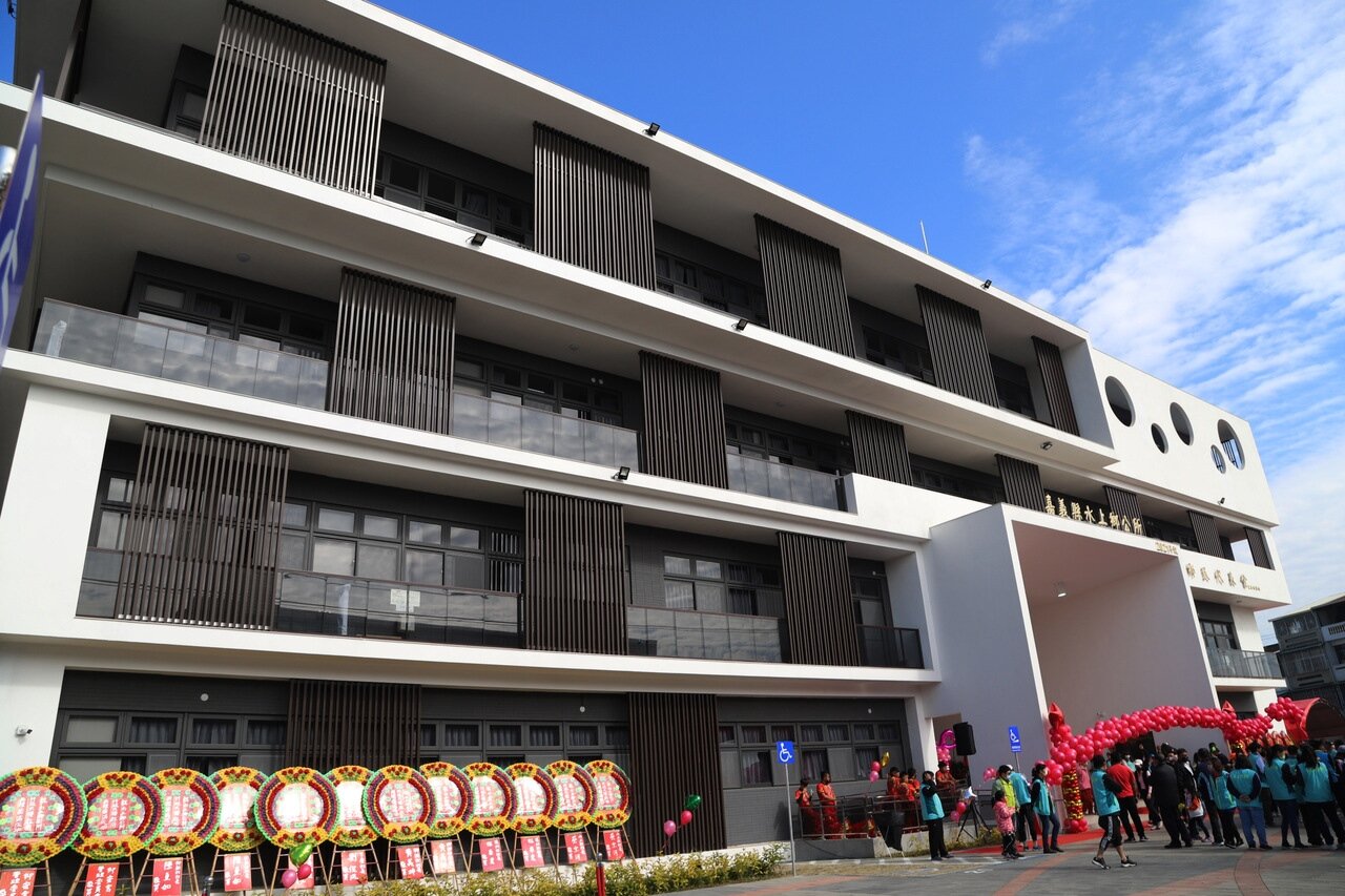 嘉義縣新水上鄉公所今天上午11時11分啟用，現代化外觀跳脫過往公務人員辦公室單調形象。記者莊祖銘／攝影 