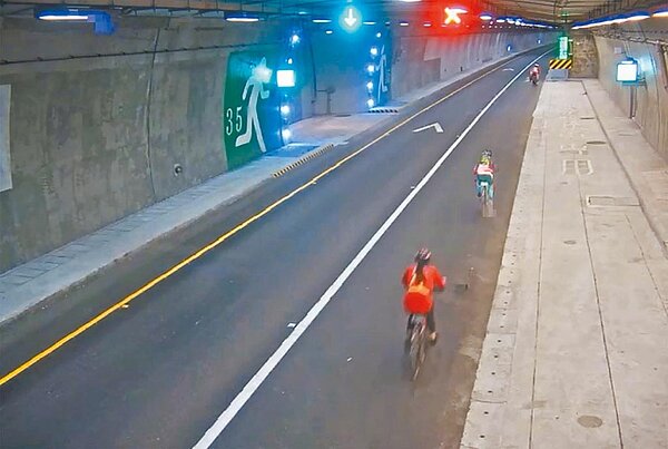 元旦日3名自行車騎士環島,但因不熟路況誤闖蘇花改,被警方開罰。圖/民眾提供