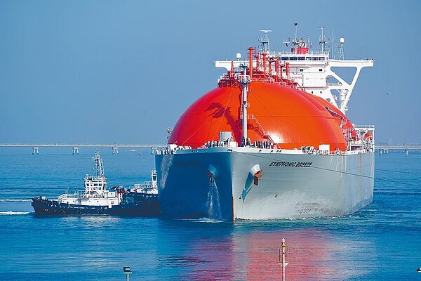 通膨罩頂,台電逾3成靠天然氣發電,在燃料高漲下,4月恐面臨電價調漲風暴。圖為中油參與澳洲普陸天然開發案首船液化天然氣抵高雄永安港/中油提供