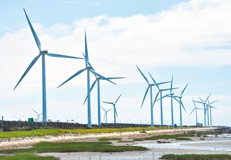 彰濱工業區整片風力發電機，已成為台灣綠能發電的重要風場。（本報資料照片）