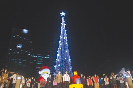 新北歡樂耶誕城在市民廣場的地標樂高耶誕樹，獲英國知名旅遊媒體「Wanderlust」推薦為「全球令人驚嘆的8棵耶誕樹」之一。（陳慰慈攝）
