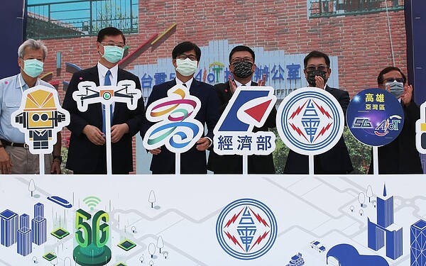 台電、中油等國營事業大力捐助高雄等民進黨執政縣市建設,引發爭議。左三為高雄市長陳其邁。圖/聯合報系資料照