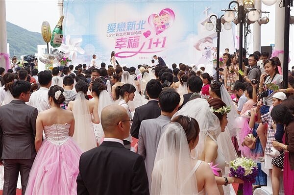 新北市往年舉辦聯合婚禮，促進新北市生育率。記者李定宇／翻攝