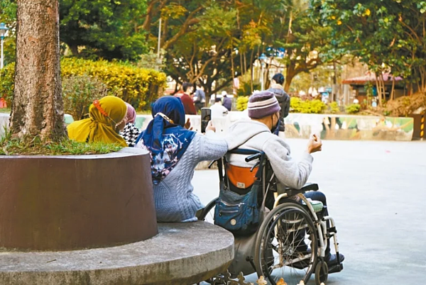 近年國內長照需求大增,不少家庭聘雇移工照顧長輩。圖/記者許政榆