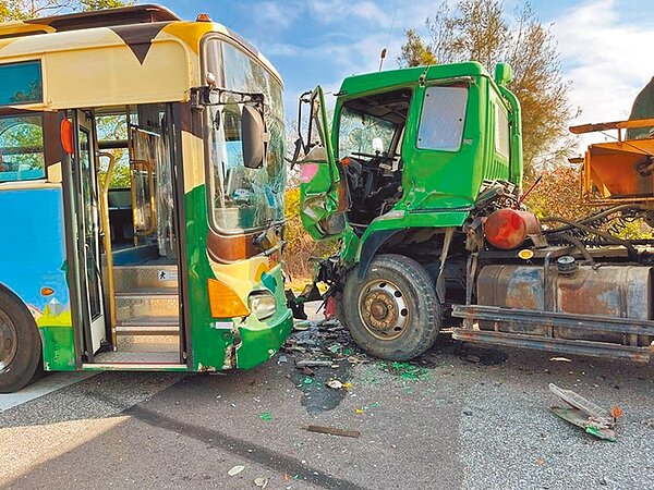 金門昨發生砂石車先擦撞自小客車,再與公車對撞,這起事故造成共11人送醫。圖/警方提供