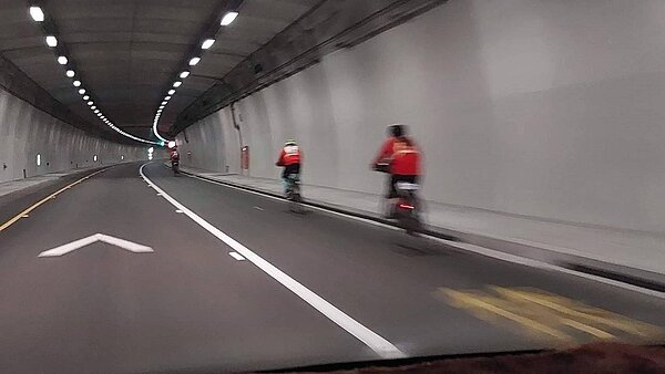 蘇花改通車以來第一次有自行車違規騎上去，3名騎士騎了一個多小時被警方攔下，依法開罰，元旦第一天就吃下罰單。圖／翻攝自宜蘭爆料公社