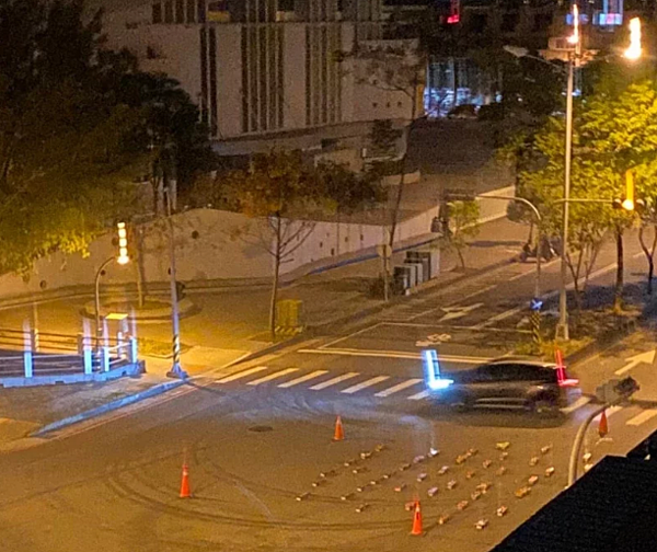 台中太平一家雞排店昨天跨年夜在公路上施煙火惹民怨,警方已開單告發。圖/翻攝自「我是太平人」臉書粉絲團