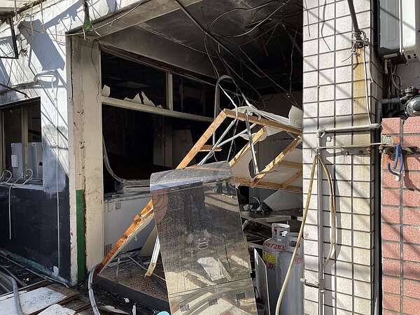 台中市北區梅亭街、永興街的滷味店在今天上午8時許傳出氣爆意外,店內倪姓女子燒燙傷送醫。記者陳宏睿/攝影