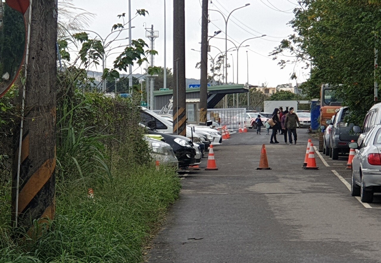 校前路294巷有三角錐擋著，提醒駕駛人不能由此進楊梅休息站。記者鄭國樑／攝影 