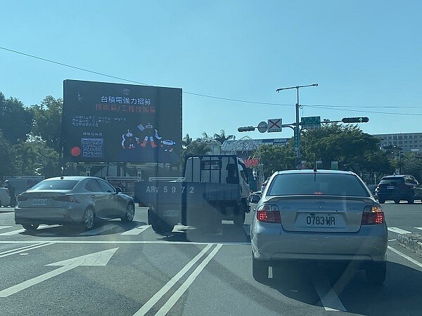 台南市區裡的大型電子看板最近都出現台積電的徵才廣告。記者修瑞瑩／攝影