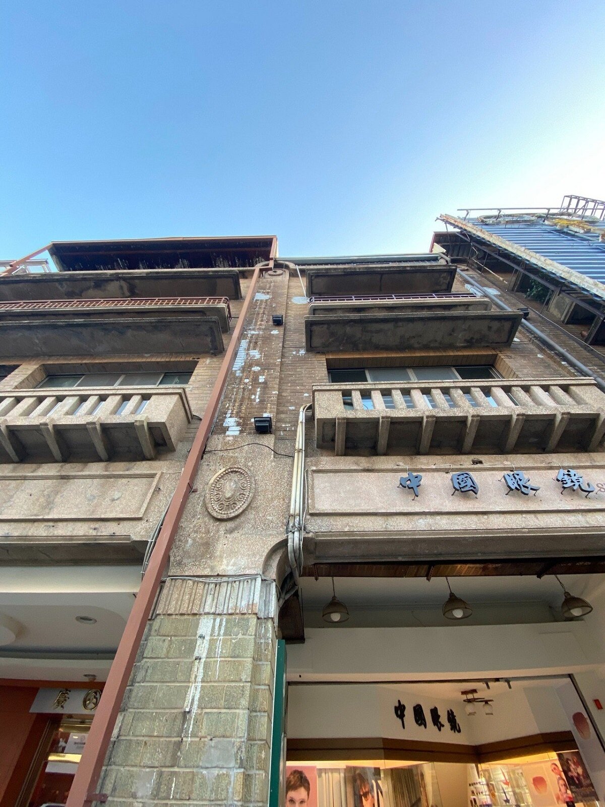 台南市中西區中正路上的老屋立面經過整修後3年,卻出現白色斑塊,好像發霉一般。記者修瑞瑩/攝影