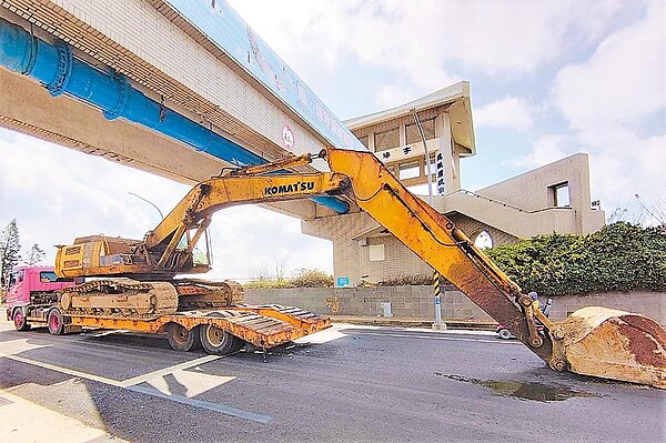 挖土機吊桿撞上天橋,澎湖水族館1周連續2次被撞。(澎湖海洋生物研究中心提供/陳可文澎湖傳真)