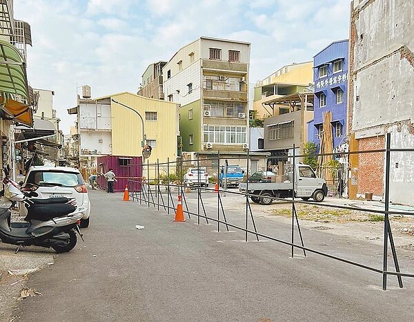 有建商在高雄市鳳山區三誠路一帶要蓋透天建案,聯外道路8米遭限縮成5米,引發民怨。工務局回應,未來還會協商增加為7米寬,消防安全無虞。圖/高雄市議員李雅靜提供