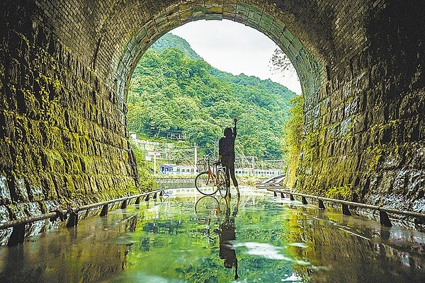 鏡面倒影成為三貂嶺隧道自行車道的獨特美景。圖/新北市工務局提供