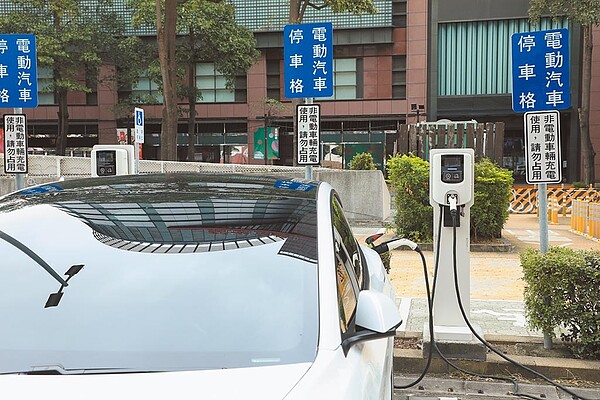 電動車時代來臨,大樓將可設充電設備。都發局表示,台電推廣專設1戶1電表專案,搭配電能管理系統,可維持供電穩定,保障住宅用電安全。圖為室外電動車充電椿。圖/台中市府提供