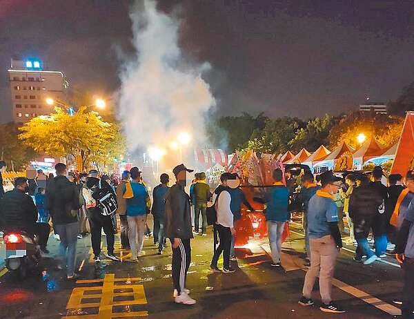 元旦連假期間，台南市區廟會從早遶境到凌晨，挨批擾民。（讀者提供／程炳璋台南傳真）