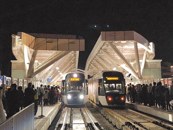 高雄輕軌C17站至C20站路段試營運全線免費搭乘,3日起恢復收費,票價採單一費率,上車刷卡。圖/高捷公司提供