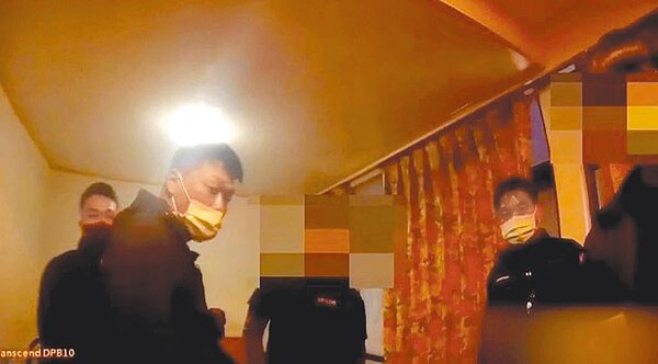 警方12月29日逮捕20歲領錢的鄭姓車手，發現詐團利用老舊旅館當作洗錢水房，在裡面將提領的現金交給上游的收水車手。（翻攝畫面／李文正台北傳真）