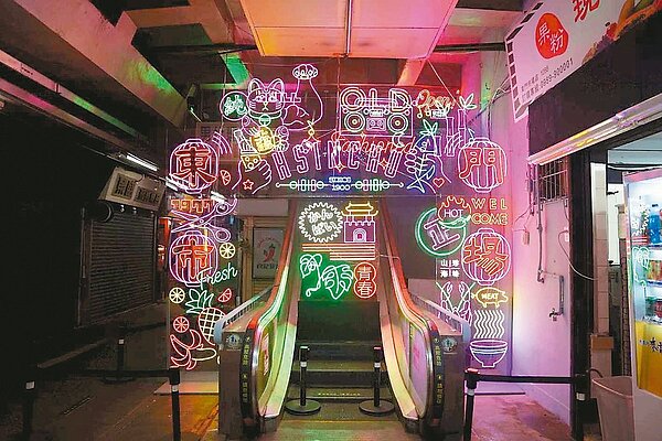 東門市場設置「東門霓好」霓虹燈裝置藝術,迎接春節。圖/新竹市政府提供