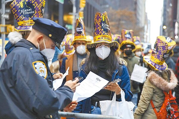以色列傳出同時感染新冠與流感，指揮中心指出這其實並不罕見，呼籲外界勿再用「Flurona」来稱呼此種現象。圖為美國疫情下的跨年慶典，人們在進入紐約時報廣場參加跨年活動前接受檢查。圖／新華社